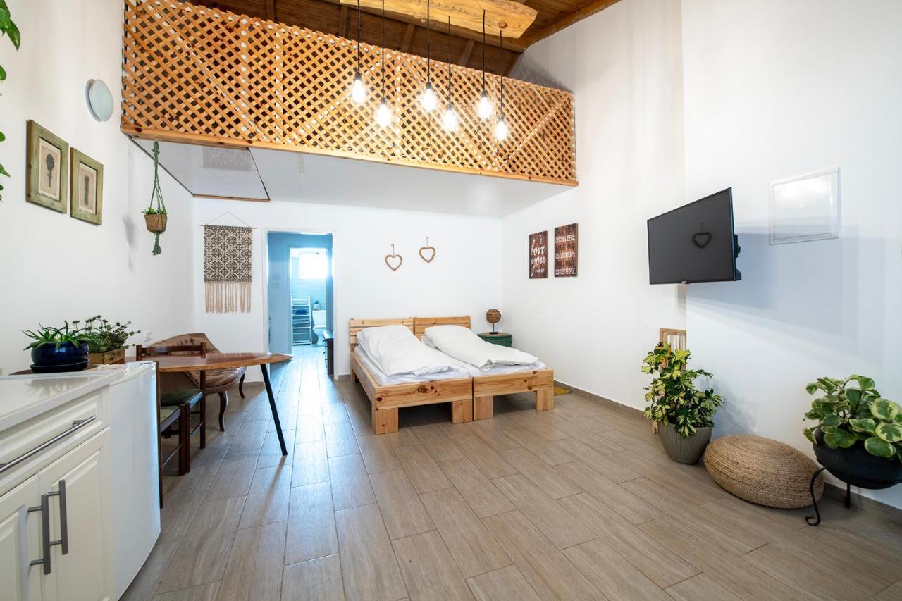 Villa רז אירוח ברמה Qaşrīn Esterno foto